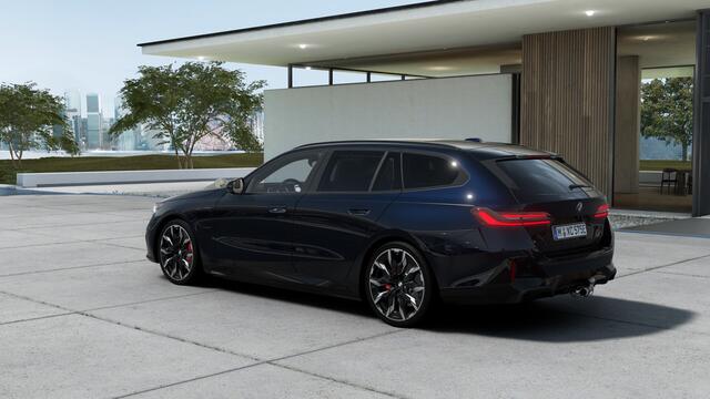 BMW 5-SERIE Touring 530e M Sport Automaat / Panoramadak / Trekhaak / Bowers & Wilkins / M Multifunctionele Stoelen / Parking Assistant Plus / Adaptieve LED