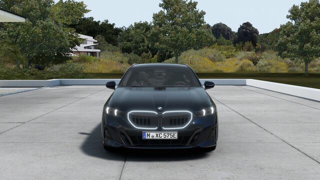 BMW 5-SERIE Touring 530e M Sport Automaat / Panoramadak / Trekhaak / Bowers & Wilkins / M Multifunctionele Stoelen / Parking Assistant Plus / Adaptieve LED