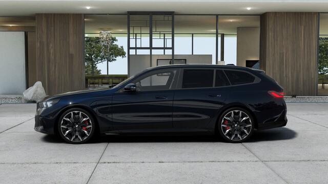 BMW 5-SERIE Touring 530e M Sport Automaat / Panoramadak / Trekhaak / Bowers & Wilkins / M Multifunctionele Stoelen / Parking Assistant Plus / Adaptieve LED