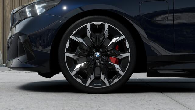 BMW 5-SERIE Touring 530e M Sport Automaat / Panoramadak / Trekhaak / Bowers & Wilkins / M Multifunctionele Stoelen / Parking Assistant Plus / Adaptieve LED