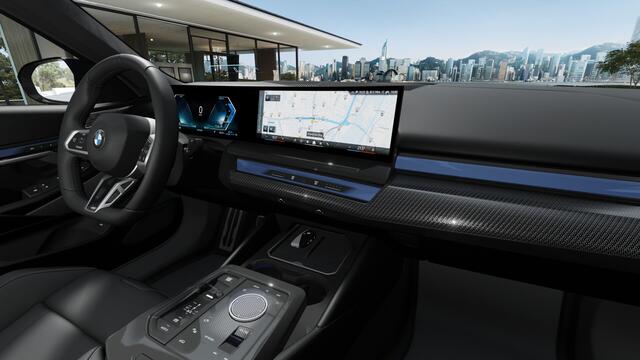 BMW 5-SERIE Touring 530e M Sport Automaat / Panoramadak / Trekhaak / Bowers & Wilkins / M Multifunctionele Stoelen / Parking Assistant Plus / Adaptieve LED