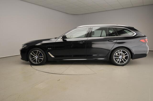 BMW 5-SERIE Touring 530e xDrive | M-Sportpakket | Laserlicht | Leder | HUD | Trekhaak | Panoramadak | Comfortzetels | DAB | Hifi speakers | Alu 18 inch