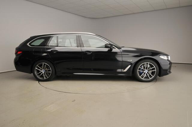 BMW 5-SERIE Touring 530e xDrive | M-Sportpakket | Laserlicht | Leder | HUD | Trekhaak | Panoramadak | Comfortzetels | DAB | Hifi speakers | Alu 18 inch