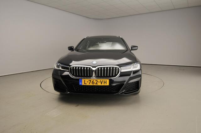 BMW 5-SERIE Touring 530e xDrive | M-Sportpakket | Laserlicht | Leder | HUD | Trekhaak | Panoramadak | Comfortzetels | DAB | Hifi speakers | Alu 18 inch