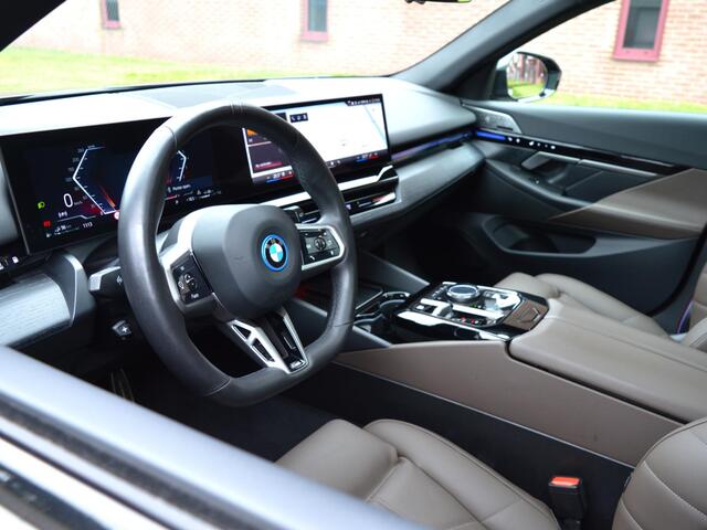 BMW 5-SERIE Touring 530e Touring M Sport Pro | B&W | Active Steering
