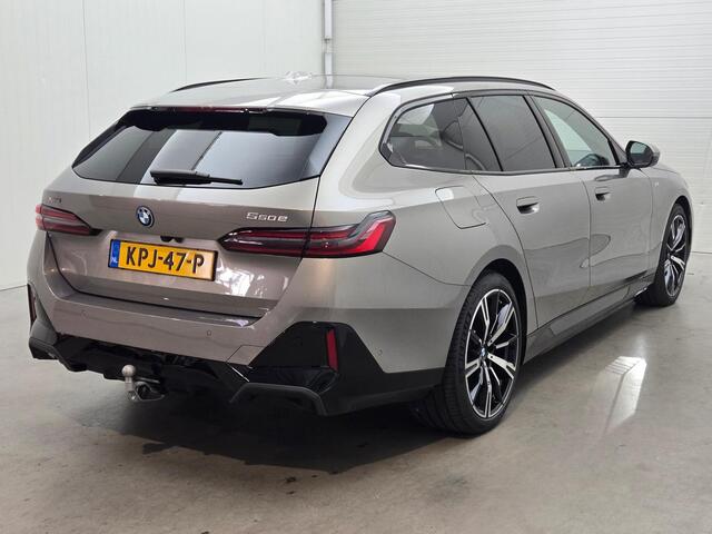 BMW 5-SERIE Touring 550e xDrive M-SPORT PRO | LEDER | PANO-DAK | HEAD-UP | LEDER | BOWERS & WILKINS | TRAVEL-PAKKET | SURROUND PAKKET | INNOVATIE-PAKKET ( NWPRIJS 105.000,- )