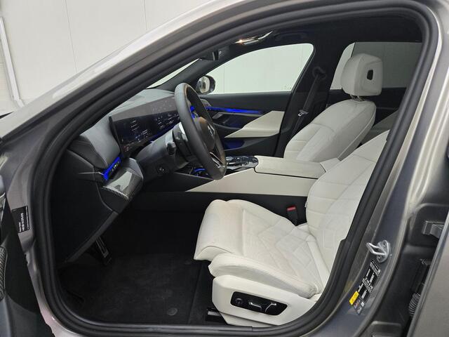 BMW 5-SERIE Touring 550e xDrive M-SPORT PRO | LEDER | PANO-DAK | HEAD-UP | LEDER | BOWERS & WILKINS | TRAVEL-PAKKET | SURROUND PAKKET | INNOVATIE-PAKKET ( NWPRIJS 105.000,- )
