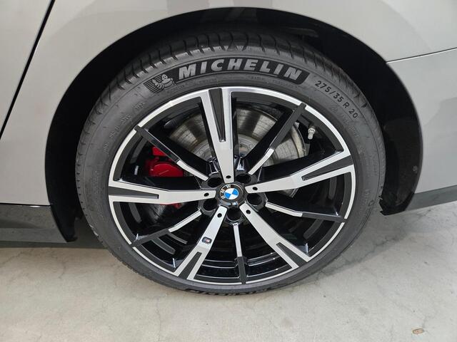 BMW 5-SERIE Touring 550e xDrive M-SPORT PRO | LEDER | PANO-DAK | HEAD-UP | LEDER | BOWERS & WILKINS | TRAVEL-PAKKET | SURROUND PAKKET | INNOVATIE-PAKKET ( NWPRIJS 105.000,- )