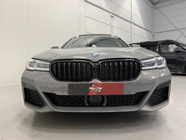 BMW 5-SERIE Touring 530e xDrive M-Sport BERNINAGRAU/PANO/HEAD-UP/H&K/LEER-SPORT/MEMORY/ACC/SFEER/LED/DONKERE-HEMEL/19" M-SPORT/SHADOW-LINE/VOLLEDIG BMW DEALER HISTORIE