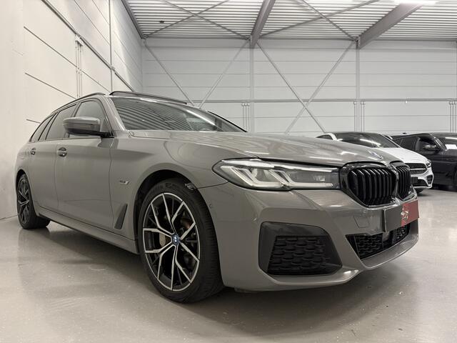 BMW 5-SERIE Touring 530e xDrive M-Sport BERNINAGRAU/PANO/HEAD-UP/H&K/LEER-SPORT/MEMORY/ACC/SFEER/LED/DONKERE-HEMEL/19" M-SPORT/SHADOW-LINE/VOLLEDIG BMW DEALER HISTORIE