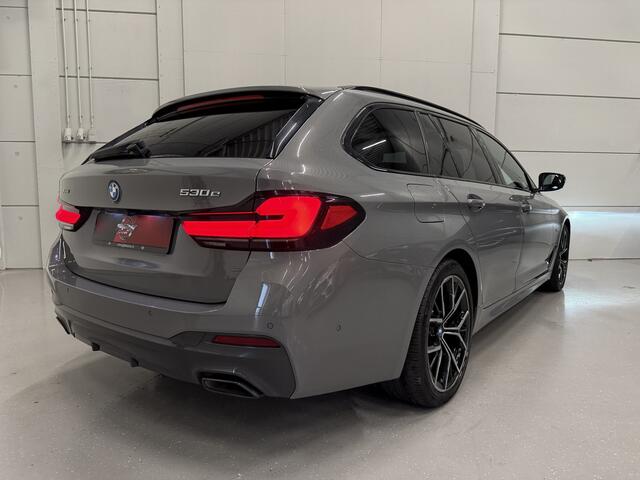 BMW 5-SERIE Touring 530e xDrive M-Sport BERNINAGRAU/PANO/HEAD-UP/H&K/LEER-SPORT/MEMORY/ACC/SFEER/LED/DONKERE-HEMEL/19" M-SPORT/SHADOW-LINE/VOLLEDIG BMW DEALER HISTORIE