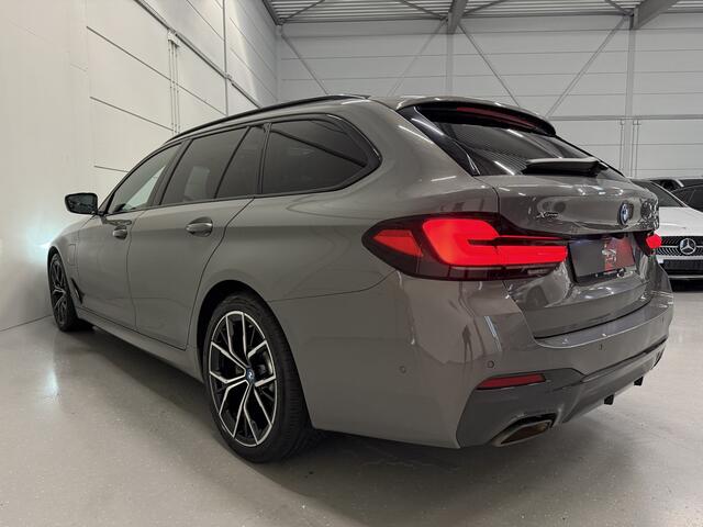 BMW 5-SERIE Touring 530e xDrive M-Sport BERNINAGRAU/PANO/HEAD-UP/H&K/LEER-SPORT/MEMORY/ACC/SFEER/LED/DONKERE-HEMEL/19" M-SPORT/SHADOW-LINE/VOLLEDIG BMW DEALER HISTORIE