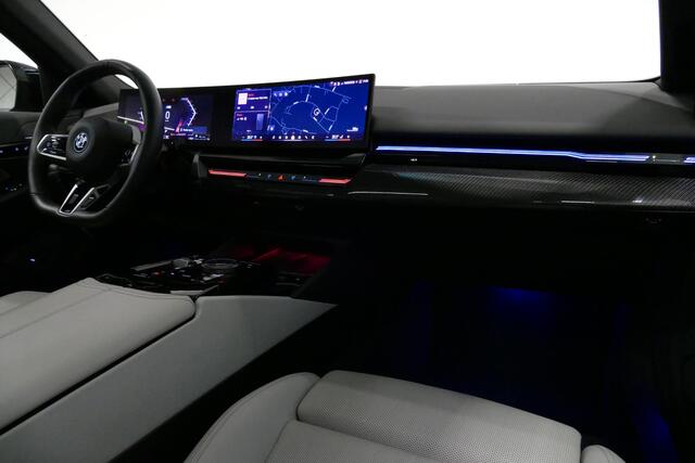BMW 5-SERIE Touring 530e xDrive M Sport Pro Edition / UNIEK!!! / M5 Look / M Sport Bodykit / Panoramadak / Stoelkoeling & -verwarming / Carbon interieur / Iconic Glow / Harman Kardon / Elektr. verstelbare voorstoelen + memory / HUD / Apple Carplay - Android Auto / Rondomzichtcamera / Premium BMW colour / Matrix LED / Achterbank verwarming / 21'' LMV / Lederen bekleding / Ambienteverlichting / Trekhaak (zwenkbaar)