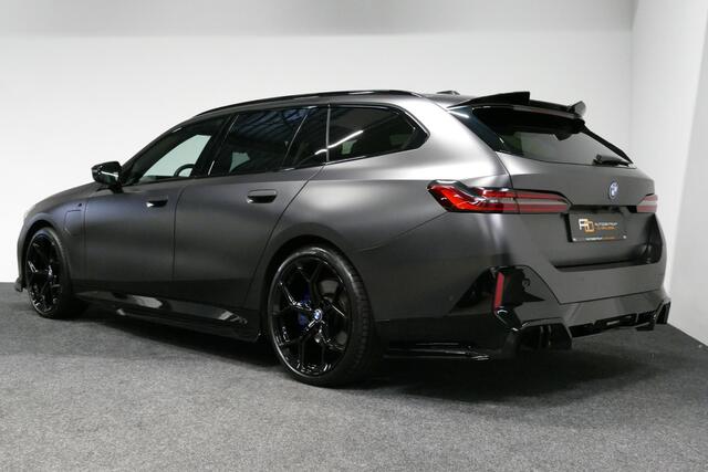 BMW 5-SERIE Touring 530e xDrive M Sport Pro Edition / UNIEK!!! / M5 Look / M Sport Bodykit / Panoramadak / Stoelkoeling & -verwarming / Carbon interieur / Iconic Glow / Harman Kardon / Elektr. verstelbare voorstoelen + memory / HUD / Apple Carplay - Android Auto / Rondomzichtcamera / Premium BMW colour / Matrix LED / Achterbank verwarming / 21'' LMV / Lederen bekleding / Ambienteverlichting / Trekhaak (zwenkbaar)