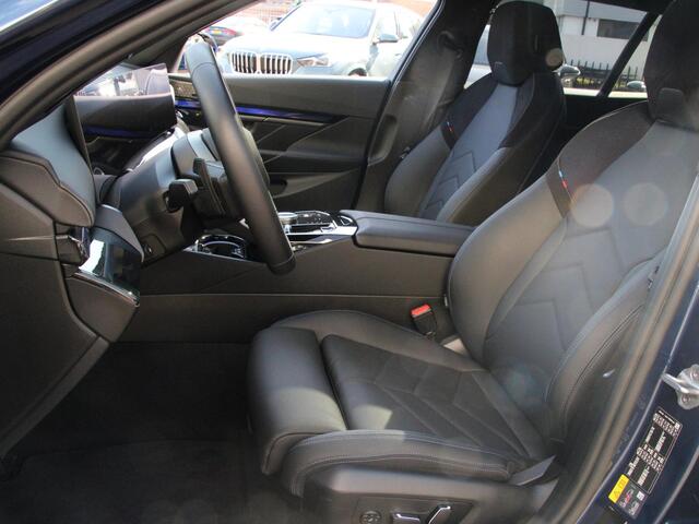 BMW 5-SERIE Touring 550e xDrive | Pano | Trekhaak | B&W Audio |