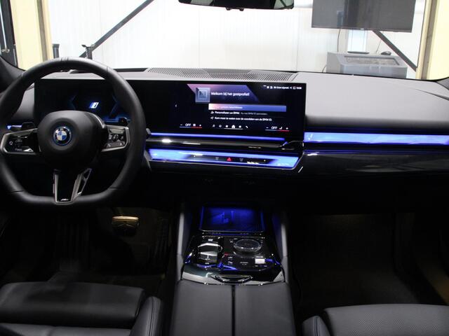 BMW 5-SERIE Touring 550e xDrive | Pano | Trekhaak | B&W Audio |