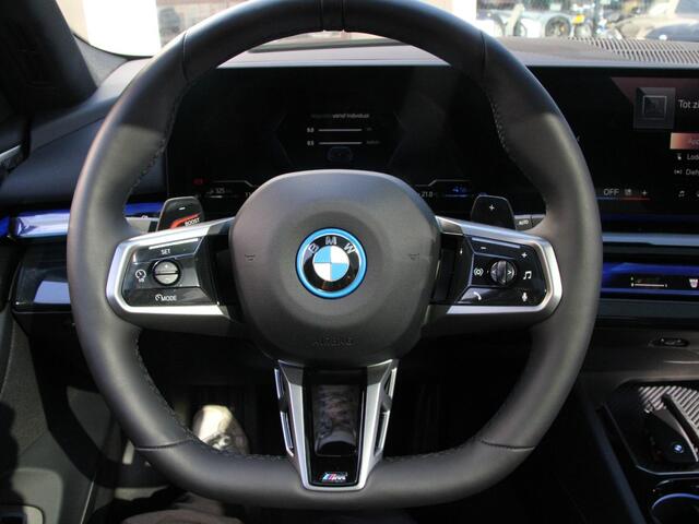 BMW 5-SERIE Touring 550e xDrive | Pano | Trekhaak | B&W Audio |