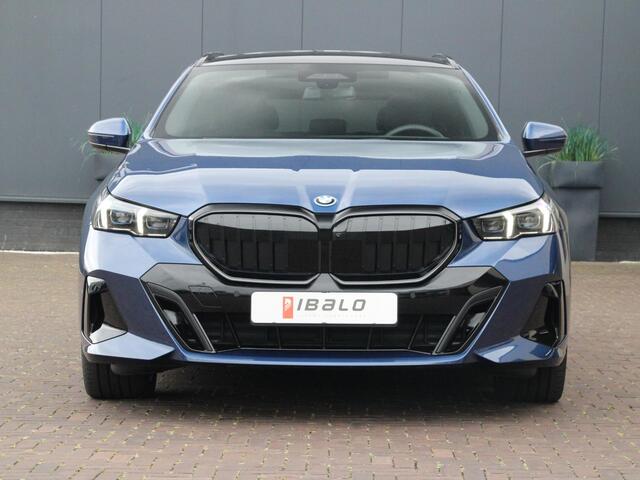 BMW 5-SERIE Touring 550e xDrive | Pano | Trekhaak | B&W Audio |