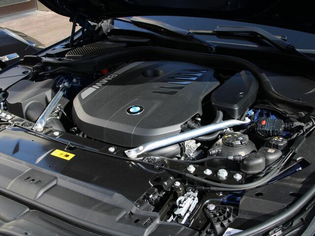 BMW 5-SERIE Touring 550e xDrive | Pano | Trekhaak | B&W Audio |