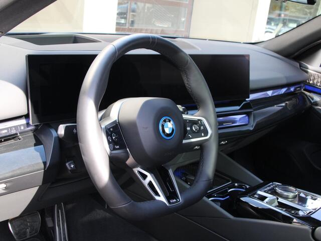 BMW 5-SERIE Touring 550e xDrive | Pano | Trekhaak | B&W Audio |