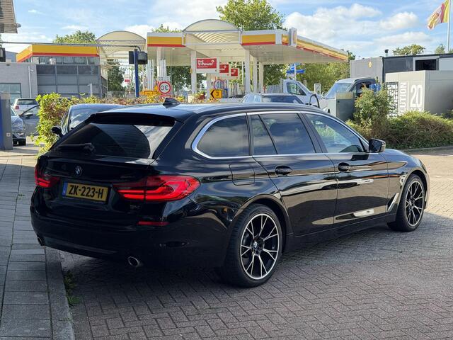 BMW 5-SERIE Touring 518d High Executive Edition LED | SFEER VERLICHTING |ELEKTRISCHE ACHTERKLEP | PARKEER SENROEN | LEDER | ELEKT STOELEN MET MEMORY | KEYLESS ENTRY/GO | NAVIGATIE | LASER KOPLAMPEN | STOEL VERWARMING |