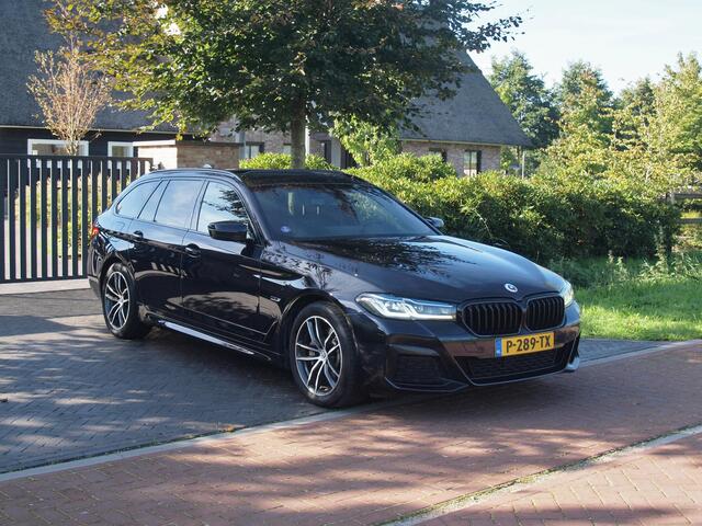BMW 5-SERIE Touring 530e Business Edition Plus | M-Pakket | Panoramadak | Trekhaak | Camera | Sfeerverlichting | NL-Auto |