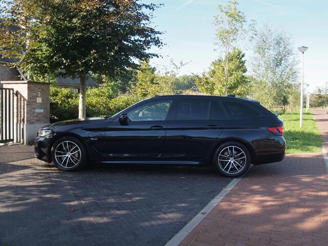 BMW 5-SERIE Touring 530e Business Edition Plus | M-Pakket | Panoramadak | Trekhaak | Camera | Sfeerverlichting | NL-Auto |