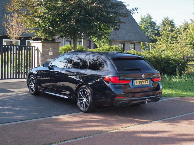 BMW 5-SERIE Touring 530e Business Edition Plus | M-Pakket | Panoramadak | Trekhaak | Camera | Sfeerverlichting | NL-Auto |