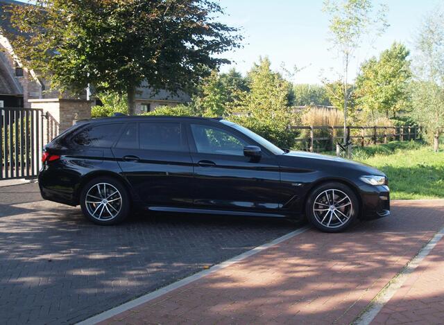 BMW 5-SERIE Touring 530e Business Edition Plus | M-Pakket | Panoramadak | Trekhaak | Camera | Sfeerverlichting | NL-Auto |