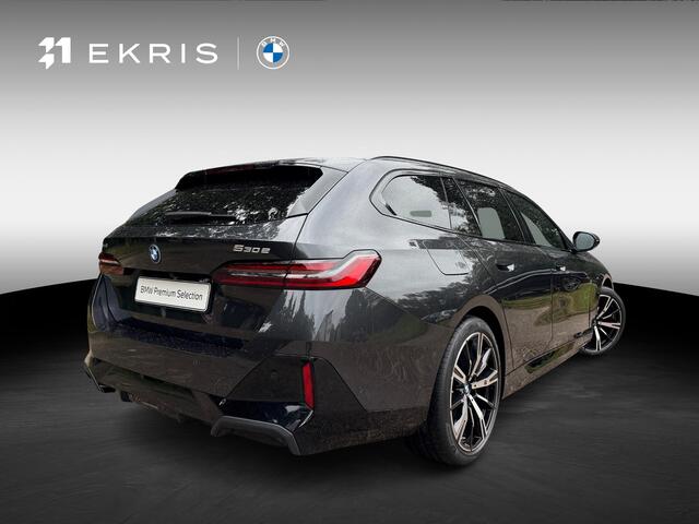 BMW 5-SERIE Touring 530e xDrive | M Sportpakket Pro | Trekhaak met elektrisch wegklapbare kogel | 20 inch LM M Sterspaak | Harman Kardon HiFi Sound system | Driving Assistant Plus