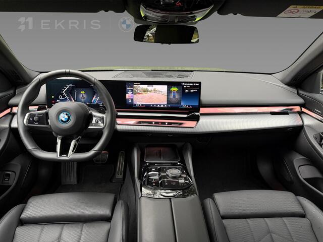 BMW 5-SERIE Touring 530e xDrive | M Sportpakket Pro | Trekhaak met elektrisch wegklapbare kogel | 20 inch LM M Sterspaak | Harman Kardon HiFi Sound system | Driving Assistant Plus