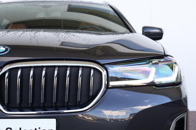 BMW 5-SERIE Touring 530e Business Edition Plus | SoH 90% | Pano Dak | Trekhaak | Driving Assistant Professional | Stuurwiel Verwarming |