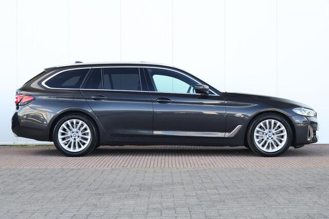 BMW 5-SERIE Touring 530e Business Edition Plus | SoH 90% | Pano Dak | Trekhaak | Driving Assistant Professional | Stuurwiel Verwarming |