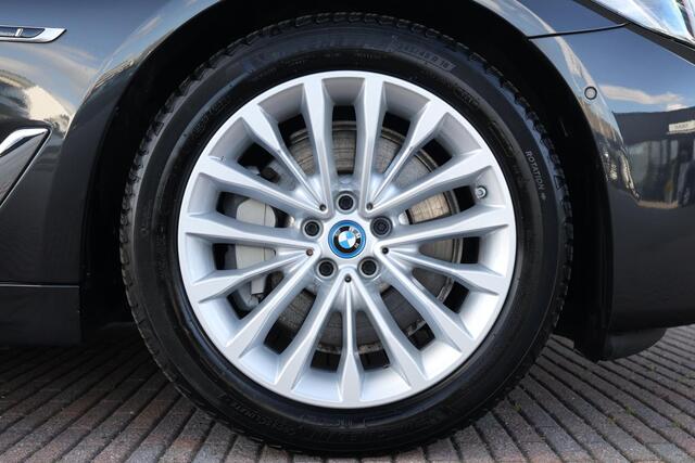 BMW 5-SERIE Touring 530e Business Edition Plus | SoH 90% | Pano Dak | Trekhaak | Driving Assistant Professional | Stuurwiel Verwarming |