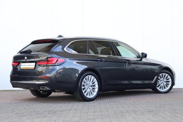 BMW 5-SERIE Touring 530e Business Edition Plus | SoH 90% | Pano Dak | Trekhaak | Driving Assistant Professional | Stuurwiel Verwarming |