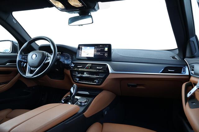 BMW 5-SERIE Touring 530e Business Edition Plus | SoH 90% | Pano Dak | Trekhaak | Driving Assistant Professional | Stuurwiel Verwarming |