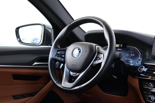 BMW 5-SERIE Touring 530e Business Edition Plus | SoH 90% | Pano Dak | Trekhaak | Driving Assistant Professional | Stuurwiel Verwarming |