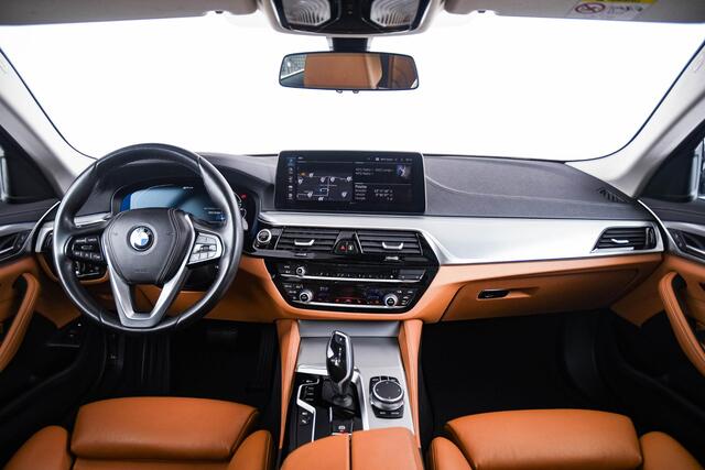 BMW 5-SERIE Touring 530e High Executive Luxury Line - Panoramadak - Comforstoelen - Ambiance verlichting - Parking Assistant - BMW Live Cockpit Professional - Elektrisch verwarmde voorstoelen -