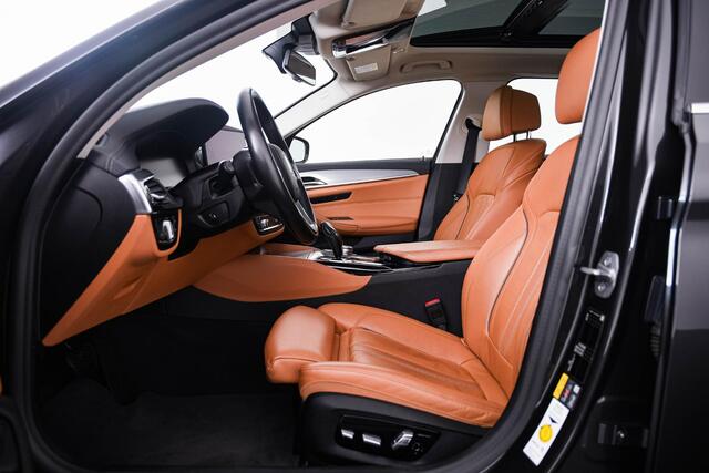 BMW 5-SERIE Touring 530e High Executive Luxury Line - Panoramadak - Comforstoelen - Ambiance verlichting - Parking Assistant - BMW Live Cockpit Professional - Elektrisch verwarmde voorstoelen -