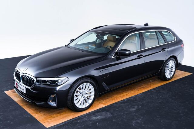 BMW 5-SERIE Touring 530e High Executive Luxury Line - Panoramadak - Comforstoelen - Ambiance verlichting - Parking Assistant - BMW Live Cockpit Professional - Elektrisch verwarmde voorstoelen -