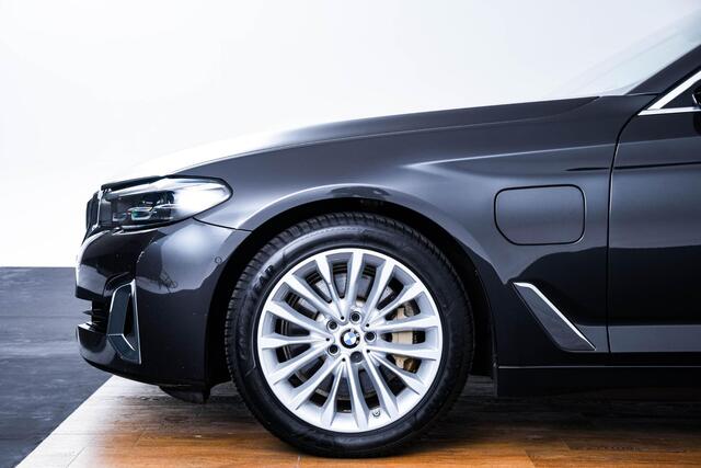 BMW 5-SERIE Touring 530e High Executive Luxury Line - Panoramadak - Comforstoelen - Ambiance verlichting - Parking Assistant - BMW Live Cockpit Professional - Elektrisch verwarmde voorstoelen -