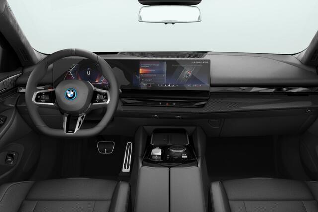 BMW 5-SERIE Touring 550e xDrive | M Sportpakket Pro | Innovation Pack | Travel Pack | Comfort Pack | Trekhaak