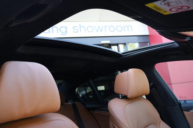 BMW 5-SERIE M550d xDrive High Executive | M-Sport | Panoramadak | ACC | 360*Camera | SoftClose | HUD | Harman/Kardon | Trekhaak |