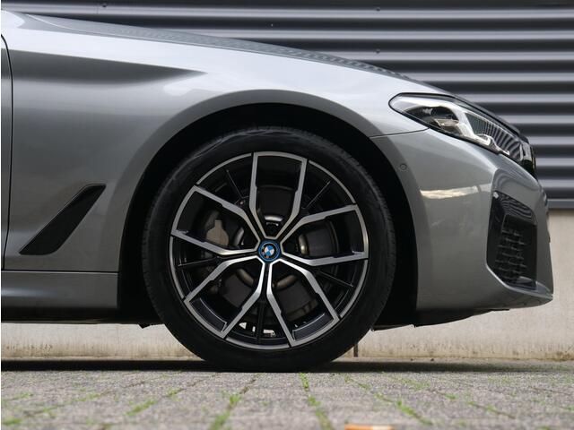BMW 5-SERIE Touring 530e | M Sportpakket | Trekhaak | Adaptive Cruise Control | Hi-Fi | Stuurwiel Verwarmd | Sportstoelen | 19'' LMV
