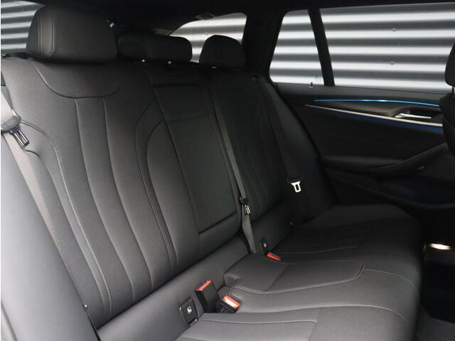 BMW 5-SERIE Touring 530e | M Sportpakket | Trekhaak | Adaptive Cruise Control | Hi-Fi | Stuurwiel Verwarmd | Sportstoelen | 19'' LMV