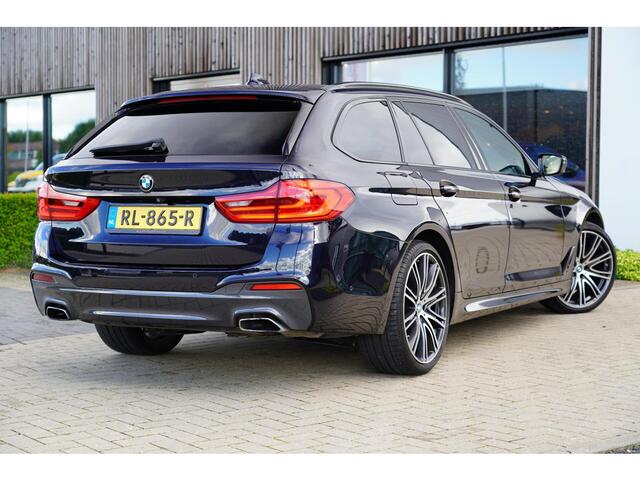BMW 5-SERIE Touring 530i High Executive M | M Pakket | Schuif/kanteldak | Head-Up display | 20 inch | Adaptieve cruise control | Luchtvering