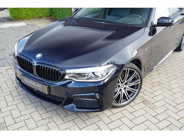 BMW 5-SERIE Touring 530i High Executive M | M Pakket | Schuif/kanteldak | Head-Up display | 20 inch | Adaptieve cruise control | Luchtvering