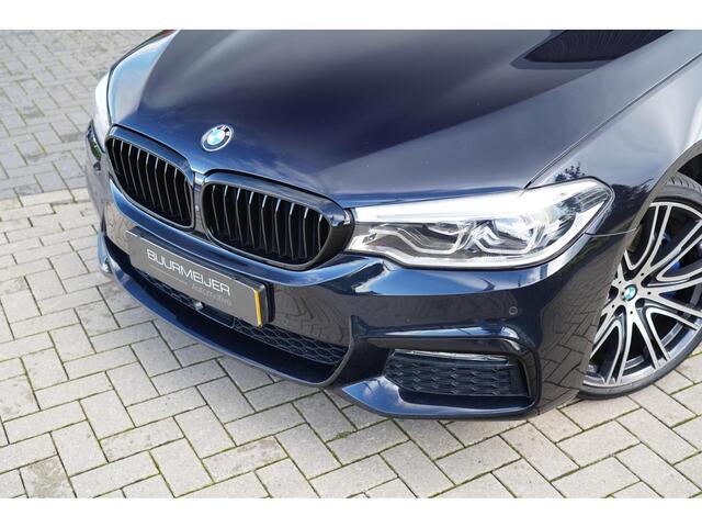 BMW 5-SERIE Touring 530i High Executive M | M Pakket | Schuif/kanteldak | Head-Up display | 20 inch | Adaptieve cruise control | Luchtvering