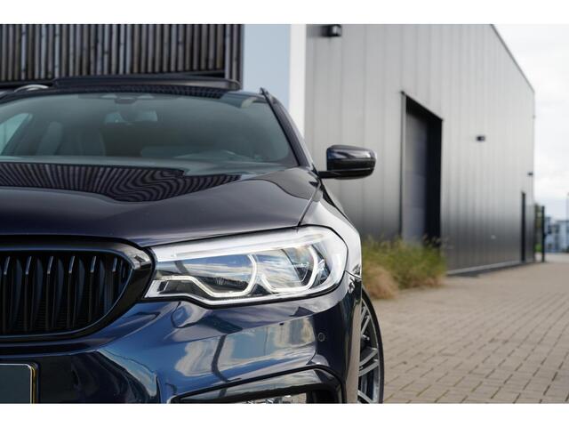 BMW 5-SERIE Touring 530i High Executive M | M Pakket | Schuif/kanteldak | Head-Up display | 20 inch | Adaptieve cruise control | Luchtvering