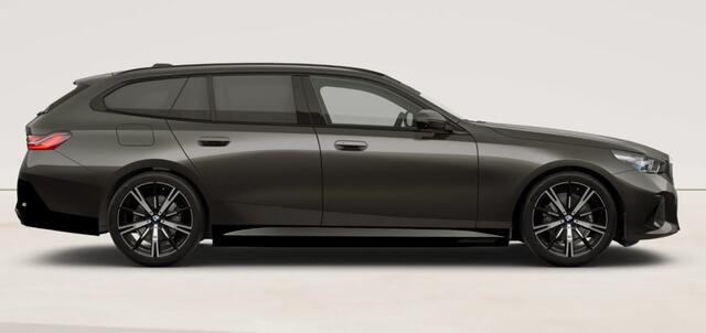 BMW 5-SERIE Touring 530e M Sport Edition Panoramadak - Driving Assistant Professional - Stoelventilatie - Getinte Ruiten - Stoelverwarming voor/achter - Comfort Access - Parking Assistant Plus - Harman Kardon -